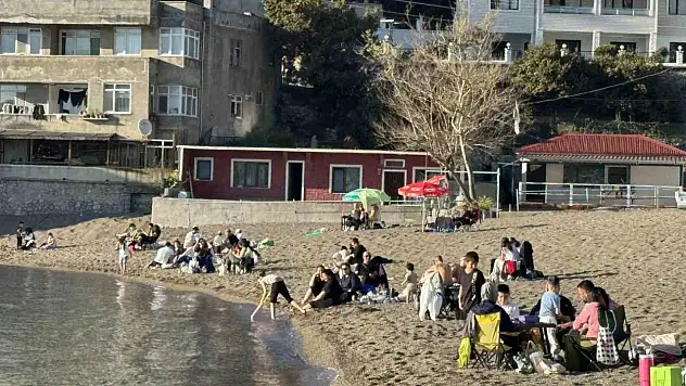 Sıcak Havanın Tadını Sahilde Değerlendirdiler