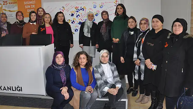 Şiddete karşı turuncu çizgilerini çektiler