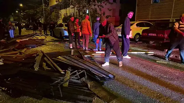 Şiddetli Fırtına Evin Çatısını Uçurdu
