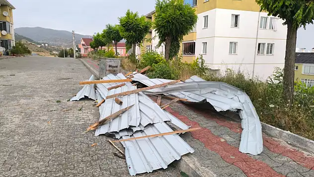 Şiddetli Rüzgar Evlerin Çatılarını Uçurdu