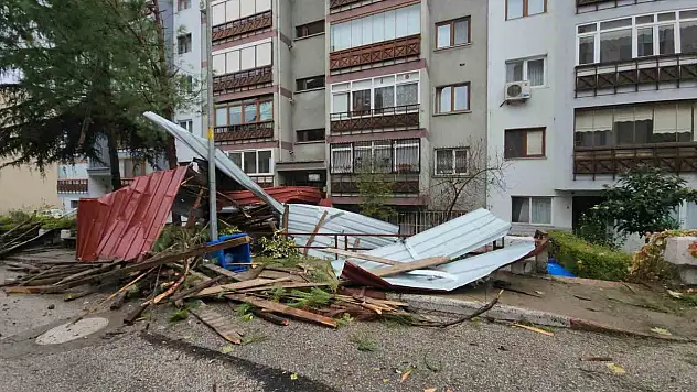 Karabük'te Fırtına Etkili, Çatılar Devrildi!