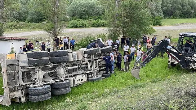 Sıkışan sürücü 1 saatte kurtarıldı