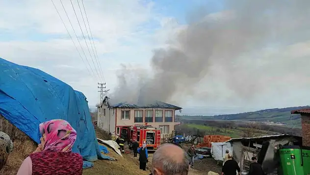 Evin Çatısı Alevlere Teslim Oldu