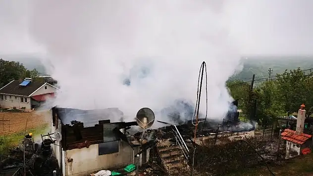 Sinop'ta Ahşap Ev Kullanılamaz Hale Geldi