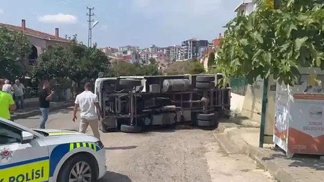 Sinop'ta Belediyeye Ait Kamyonet Devrildi