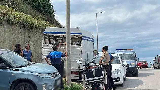Sinop'ta belediyeye ait tabelayı alan şahıs polis merkezine götürüldü