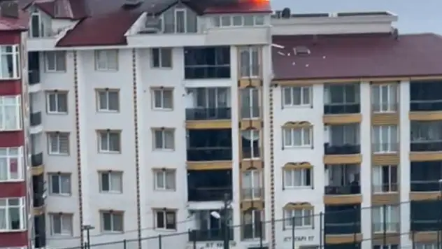 Sinop'ta Bir Apartmanın Çatı Katına Yıldırım Düştü
