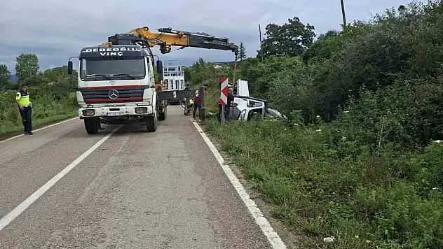 Sinop'ta cam yüklü kamyonet yoldan çıktı
