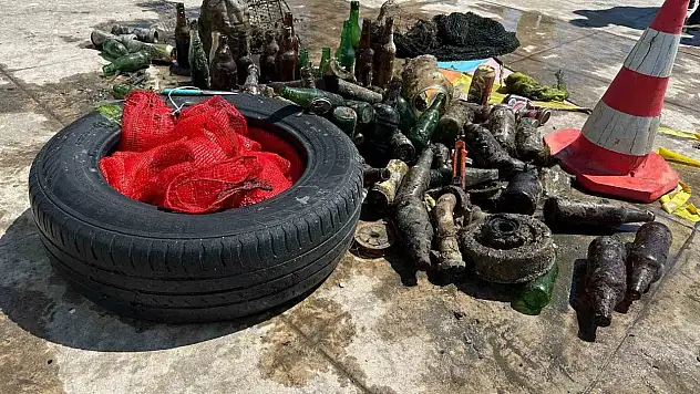 Denizin Dibinden Araç Lastiği ve Şişeler Çıktı