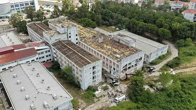 Sinop'ta eski hastane binasının yıkımına başlandı