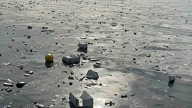 Sinop'ta Fırtınada Deniz Kenarı Çöplerle Doldu