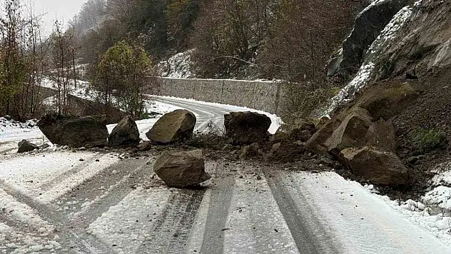 Sinop'ta Heyelan Nedeniyle Yol Ulaşıma Kapandı