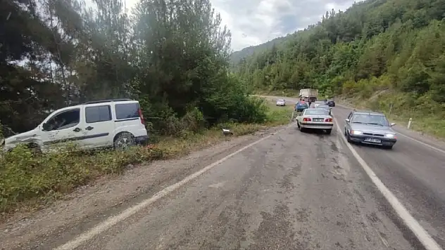 İki Araç Kafa Kafaya Çarpıştı: 2 Yaralı