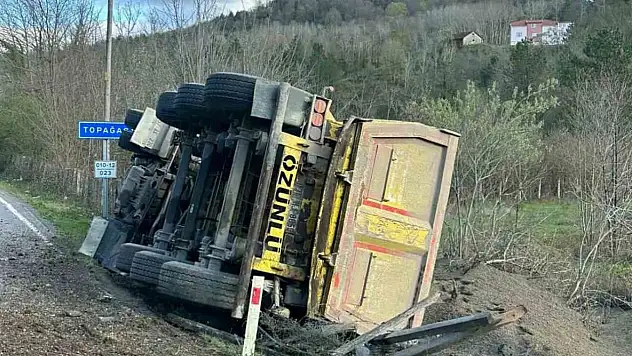 Sinop'ta Kamyon Devrildi: Sürücü Yaralandı