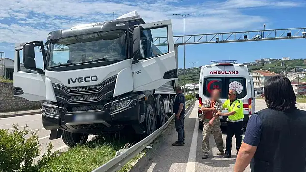 Sinop'ta kamyon sürücüsü direksiyon başında fenalaştı: 1 yaralı