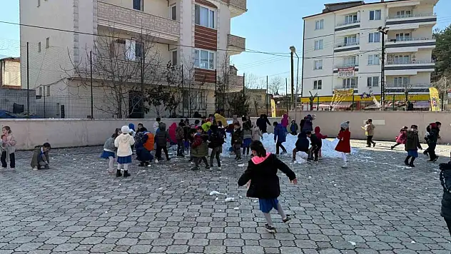 Sinop'ta Kar Çocukların Ayağına Getirildi