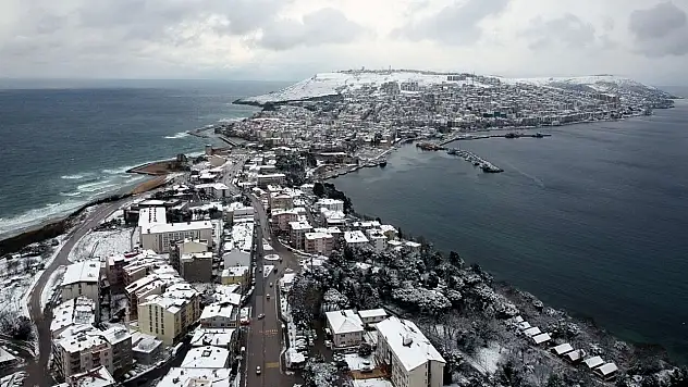 Sinop'ta Kar Yağışı Nedeniyle Sürücüler Zor Anlar Yaşadı
