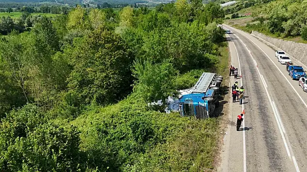 Sinop'ta kontrolden çıkan tır yan yattı: 3 yaralı
