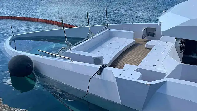 Sinop'ta Milyarlık Lüks Yat Yarıya Kadar Suya Gömüldü