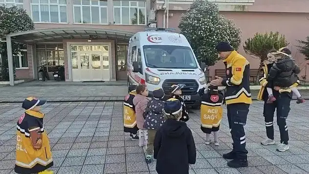 Sinop'ta Minik Öğrenciler Ambulansı Yakından Tanıdı