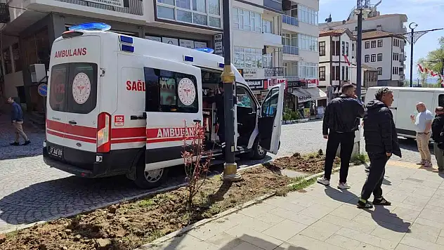 Motosiklet İle Hafif Ticari Araç Çarpıştı: 1 Yaralı