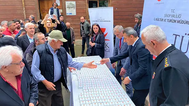 Sinop'ta namaz sonrası lokum ve Boyabat ezmesi dağıtıldı
