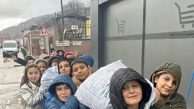 Sinop'ta Öğrenciler Topladıkları Mavi Kapakları Derneğe Gönderdi