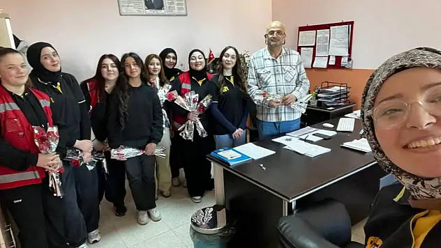 Sinop'ta Öğrencilerden Öğretmenlere Çiçek
