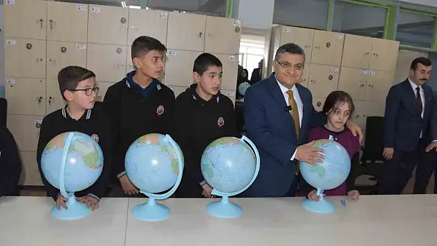 Öğrencilere 'Model Küre' Dağıtıldı