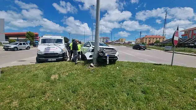 Otomobil Elektrik Direğine Çarptı: 2 Yaralı