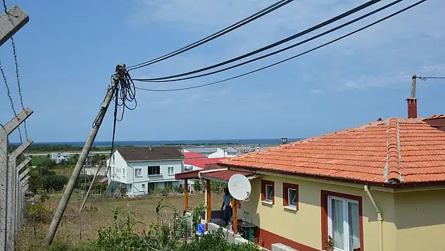 Evli Çift Telefon Direklerinden Şikayetçi