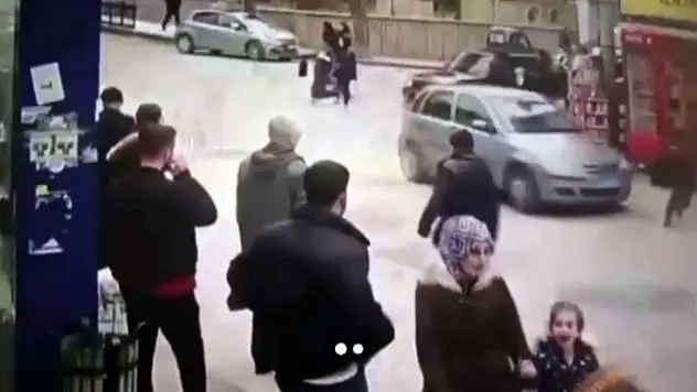 Yolun Karşısına Geçmeye Çalışan Çocuğa Otomobil Çarptı