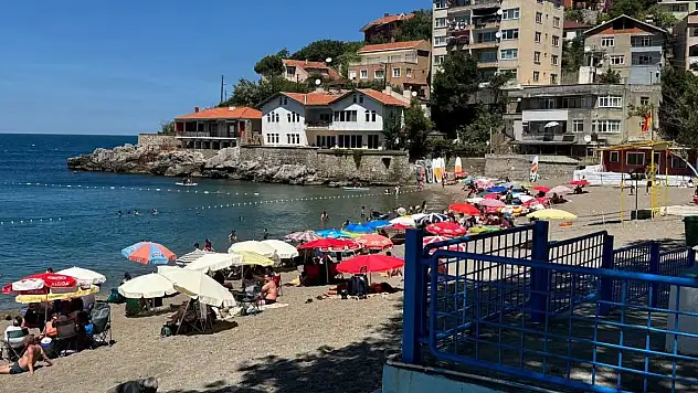 Soğuk olmasına aldırış etmeden denize girdiler