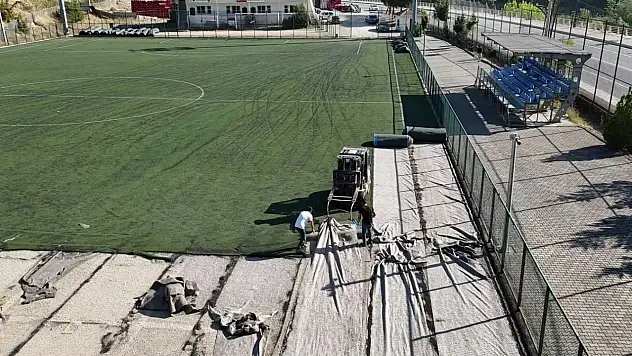 Soğuksu Sentetik Futbol Sahası'nın zemini yenileniyor