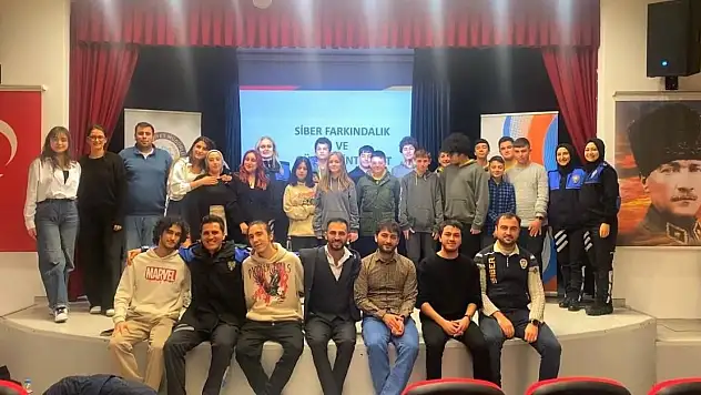 Sosyal Medya Bağımlılığı Tiyatro İle Anlatıldı