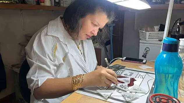 Kristal cam taşları ilmek ilmek işliyor
