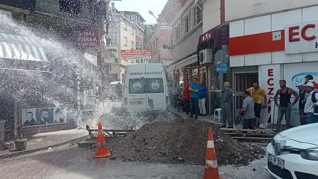 Su şebeke hattı patladı