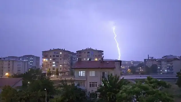 Sungurlu'da Şimşekler Gökyüzünü Aydınlattı