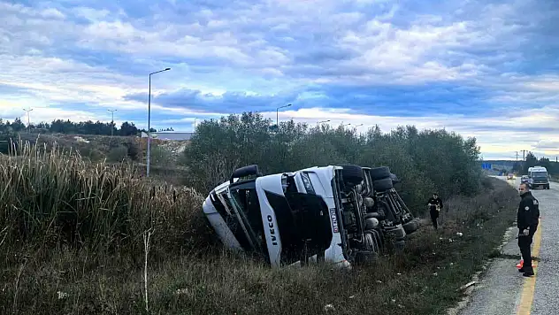 Sunta Yüklü Tır Devrildi: 1 Yaralı