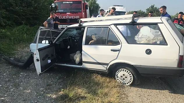 Sürücü direksiyon hakimiyetini kaybetti, tabelaya çarptı