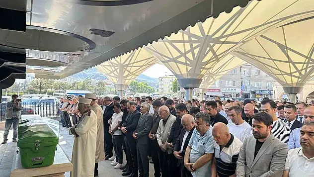 Tabancayla kendisini vuran şahıs toprağa verildi
