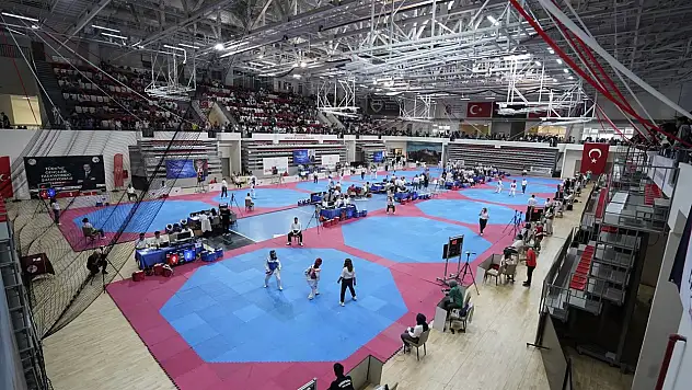 Taekwondo Şampiyonası'nda Mücadele Nefes Kesiyor