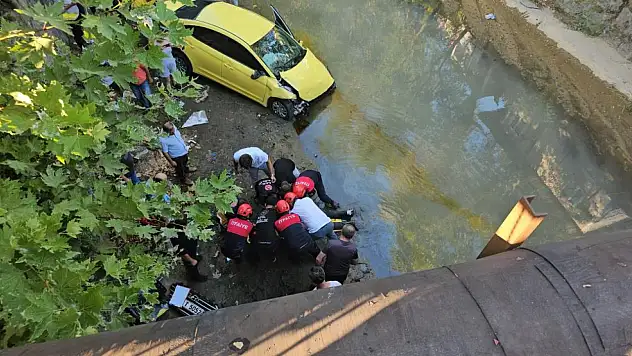 Taksi Yayaların Arasına Daldı: 1 Ölü, 4 Yaralı
