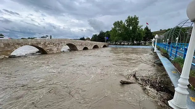 Tarihi köprü trafiğe kapatıldı