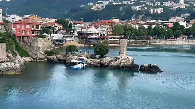 Tarihi yapıları sprey boyayla boyadılar
