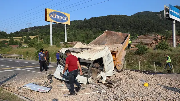 Taş yüklü kamyon D-100 karayoluna uçtu