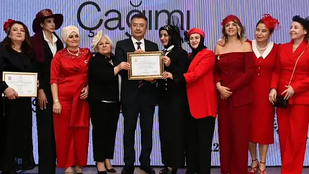 Tasarımlarıyla 'Çağı Selamlayan Kadınlardan' Türkiye 1'inciliği