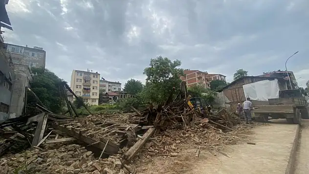 Taşköprü'de 13 metruk bina yıkıldı