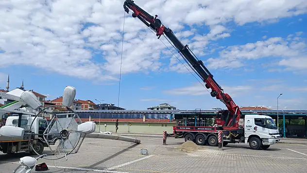 Taşköprü'de Cuma Pazarı Giyim Alanına Yeni Aydınlatma Direği
