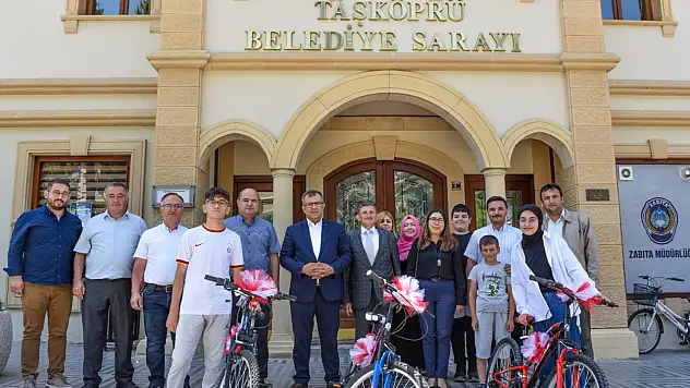 Taşköprü'de LGS'de ilk 3'e giren öğrencilere ödül